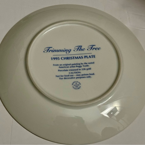 1995 Avon Christmas Plate Trimming the Tree Peggy Toole Gold Trim Collectible - Picture 12 of 15